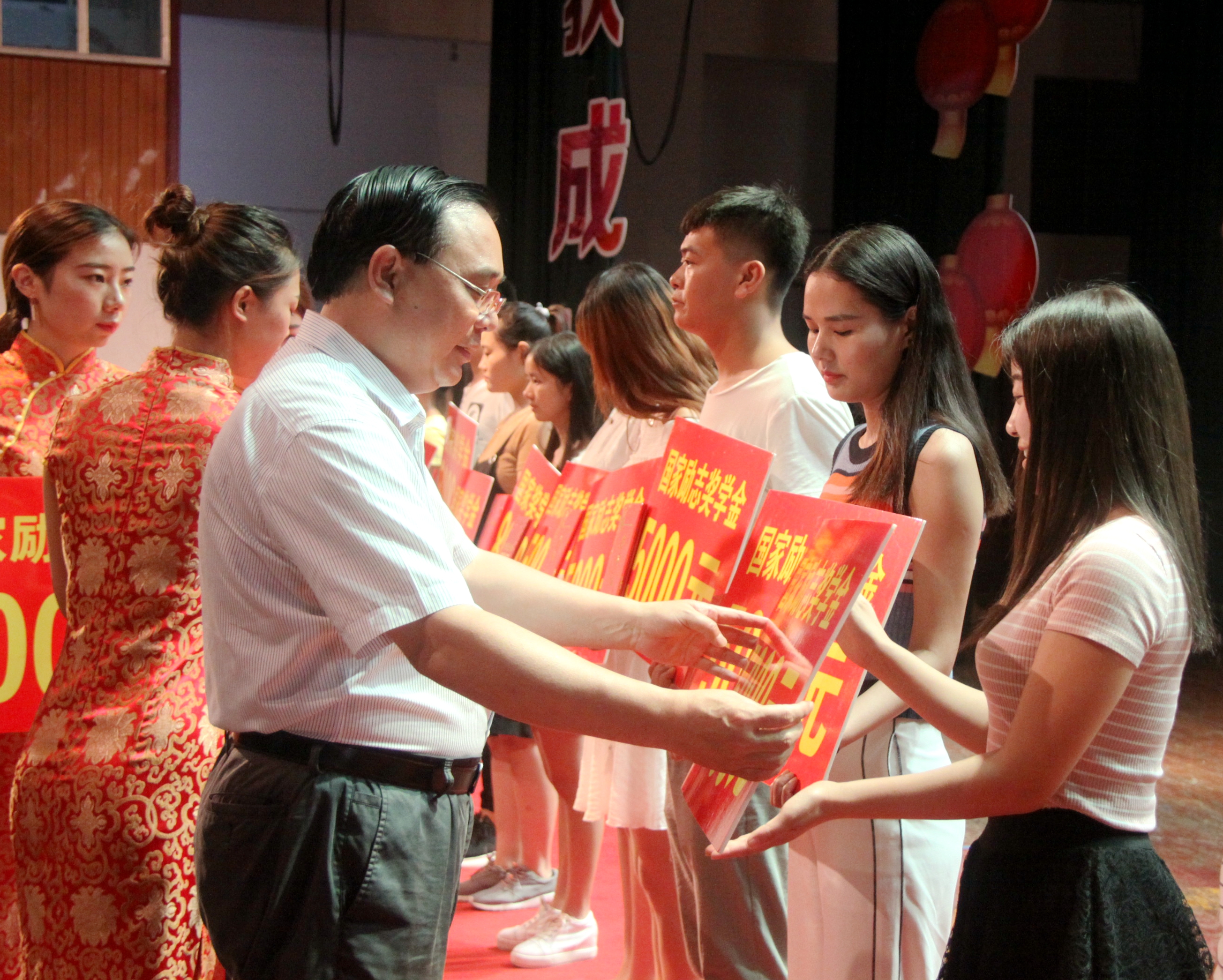 顾文明为获得国家奖学金的毕业生颁奖