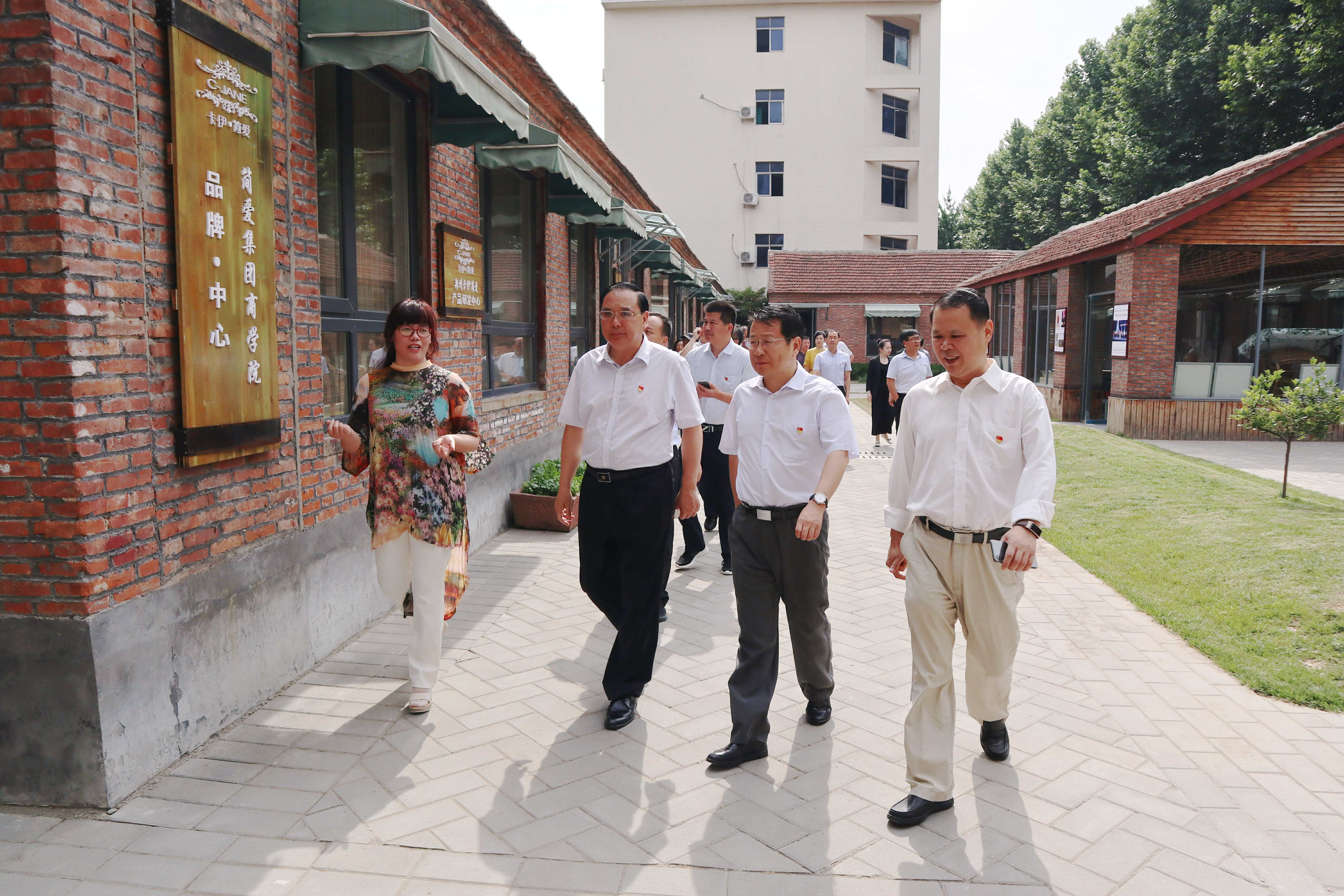 党委书记顾文明,校长王春阳及